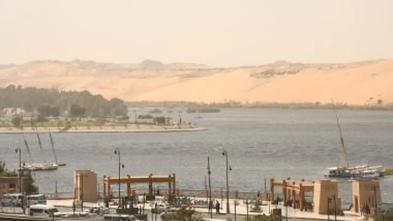 توقف حركة الملاحة.. سوء الأحوال الجوية يغلق مجرى البواخر السياحية في أسوان